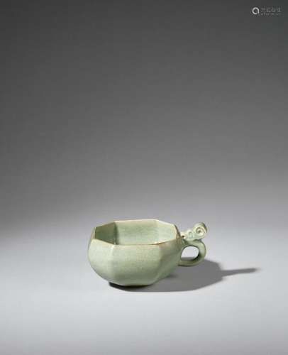 A CELADON-GLAZED OCTAGONAL HANDLED CUP Song/Yuan Dynasty