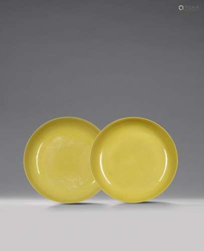 A PAIR OF IMPERIAL YELLOW-GLAZED DISHES Hongzhi six-characte...