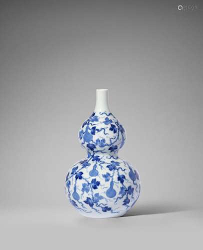 AN EXQUISITE SMALL BLUE AND WHITE DOUBLE-GOURD VASE Yongzhen...