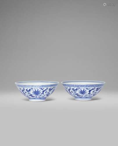 A FINE AND RARE PAIR OF BLUE AND WHITE 'LOTUS' BOWLS...