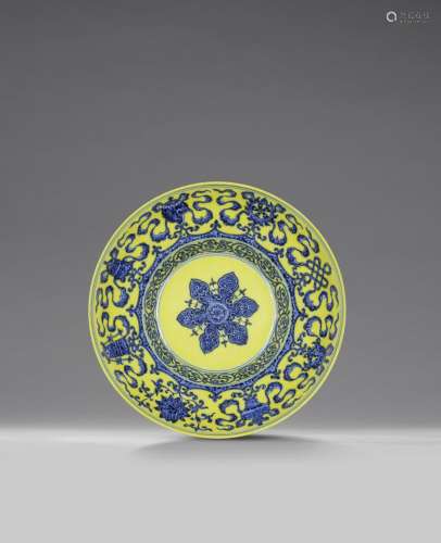 A RARE YELLOW-GROUND BLUE AND WHITE 'BAJIXIANG' OGEE...