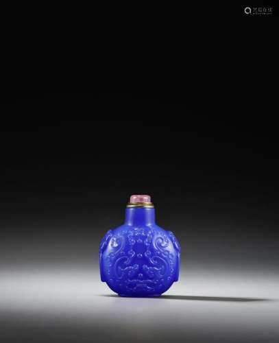 AN IMPERIAL BLUE GLASS 'DRAGON' SNUFF BOTTLE 18th ce...