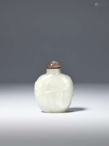 A CARVED WHITE JADE 'POMEGRANATE' SNUFF BOTTLE, 18th...