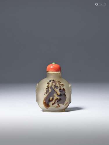 A SILHOUETTE AGATE 'MONKEY' SNUFF BOTTLE 19th centur...