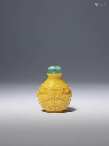 A FINELY CARVED IMPERIAL YELLOW GLASS 'CHILONG' SNUF...