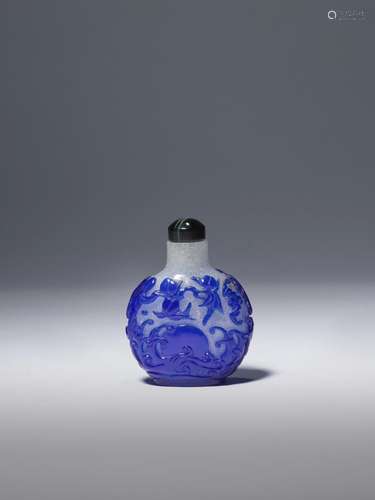 A BLUE-OVERLAY GLASS 'CARP' SNUFF BOTTLE 18th/19th c...