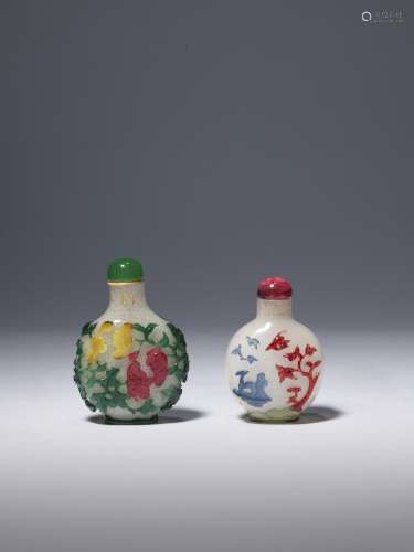 TWO OVERLAY GLASS SNUFF BOTTLES (2)