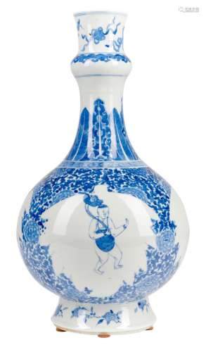 A CHINESE PORCELAIN BLUE AND WHITE BOTTLE VASE
