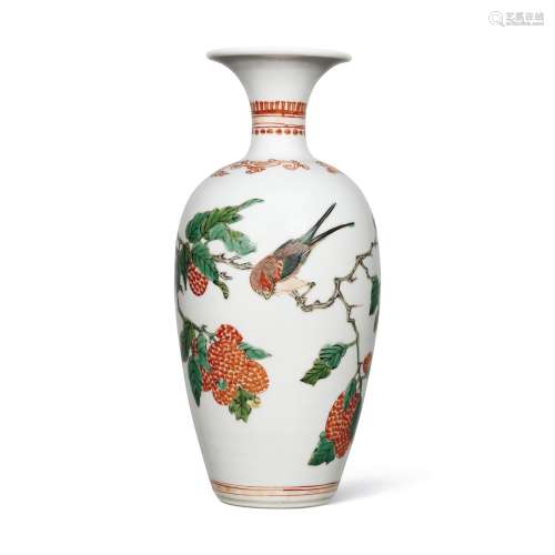 清康熙 五彩荔枝鳥詩文圖瓶 KANGXI PERIOD (1662-1722)