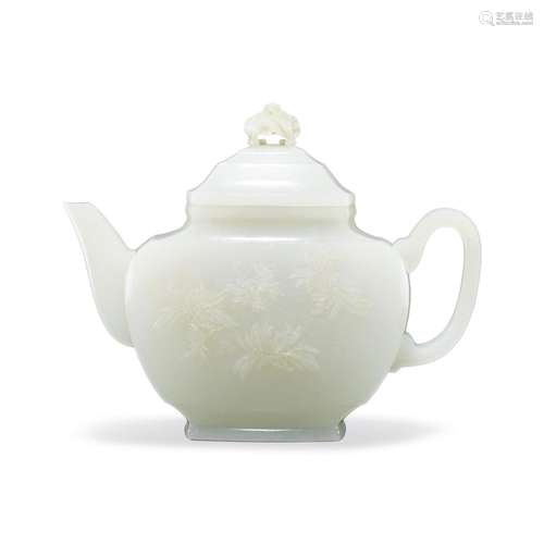 清乾隆 御製白玉雕菊花紋茶壺 QIANLONG PERIOD (1736-1795)