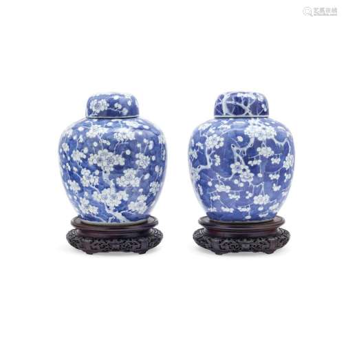 Pair of vases with lid China, 19th Century