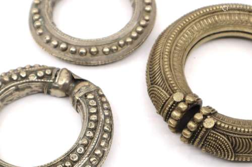 Inde, XXe siècle
Trois gros bracelets creux en métal ar