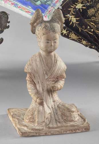 Chine, XXe siècle
Statuette de musicienne en terre cuit