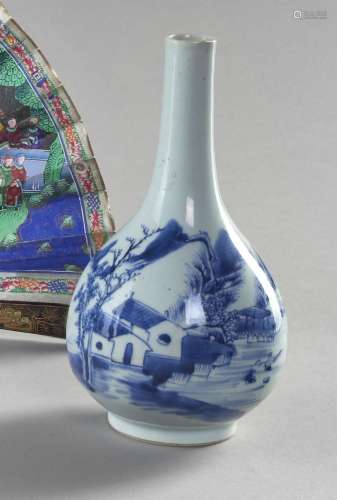 Chine, XIXe siècle
Vase piriforme en porcelaine bleu bl
