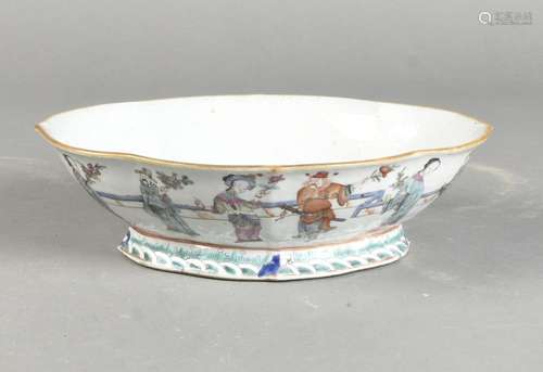 Chine, début du XXe siècle
Plat creux lobé en porcelain