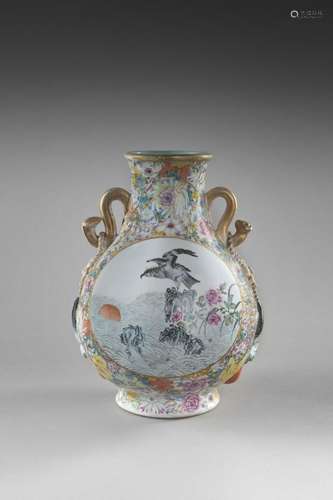 Chine, XXe siècle
Vase en porcelaine émaillé à motif mi