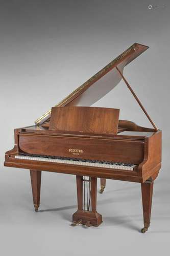 PLEYEL
Piano quart de queue en placage de bois clair su