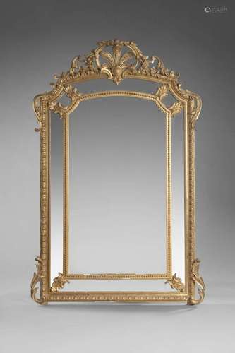 Miroir en bois doré à décor de palmette ajourée, feuill