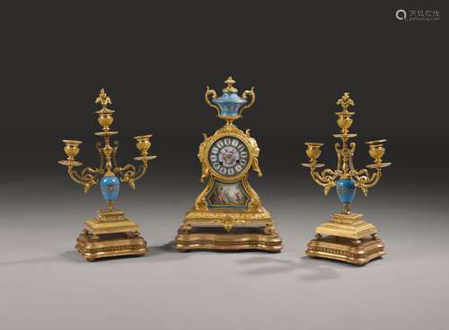 Petite garniture de cheminée en bronze doré et porcelai