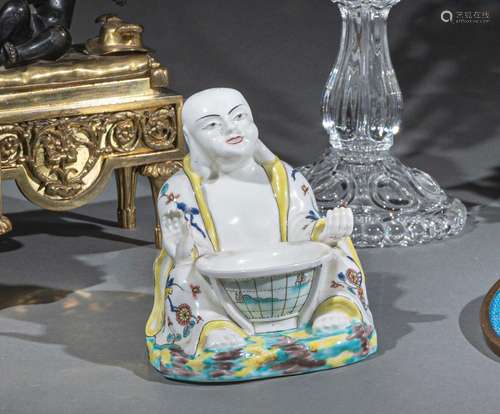 Bouddha assis en porcelaine, tenant entre ses jambes un