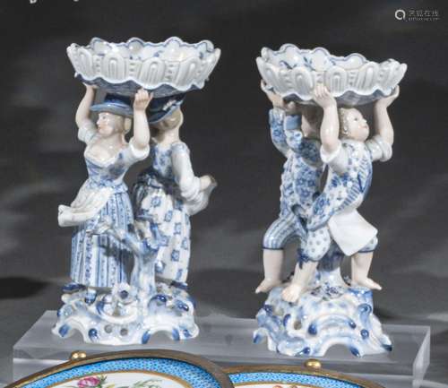 Paire de petits présentoirs en porcelaine, figurant deu