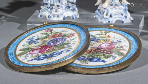 Paire de plaques en porcelaine oblongues à décor de bou