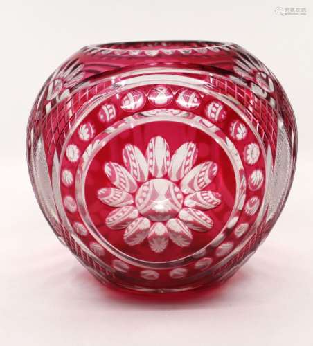 Vase boule en cristal taillé teinté rouge
Travail de l'