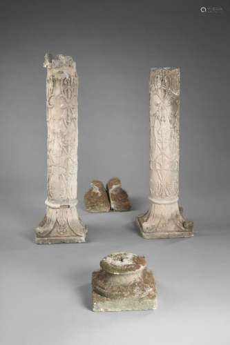 Deux colonnes de jardin en pierre reconstituée, à décor