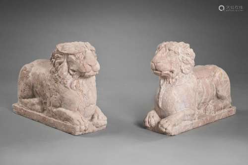 Deux lions assis en marbre rose sculpté
Travail probabl