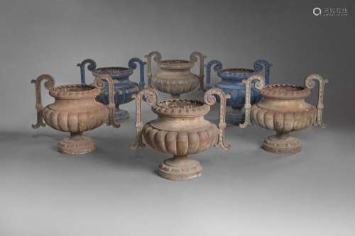 Belle suite de six vases à deux anses en fonte dont deu