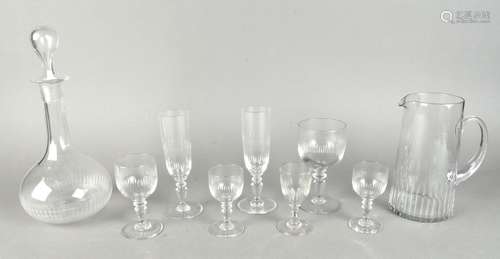 Partie de services de verres à décor strié composée de