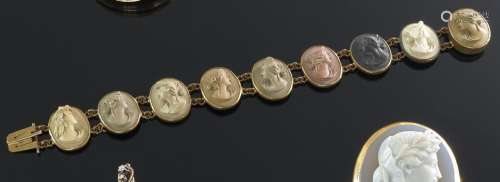 Bracelet en métal doré formé de médaillons ovales serti
