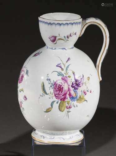 Verseuse ovoïde en porcelaine, à décor de fleurs
Le des