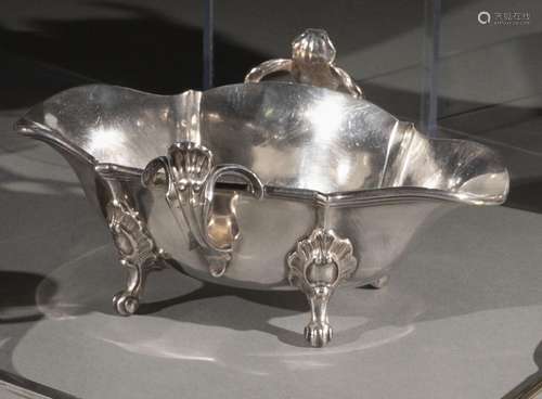 Saucière quadripode en argent (950‰) , les pieds et ans