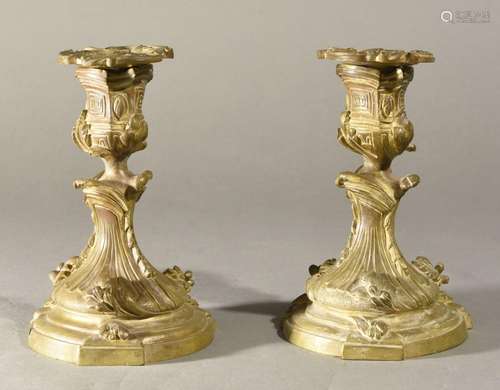 Paire de bougeoirs de toilette en bronze doré et ciselé