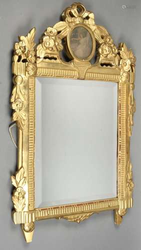 Miroir en bois doré à décor de feuillages, fleurs et no