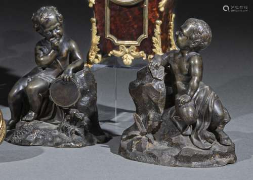 Deux éléments en bronze patiné figurant des putti music