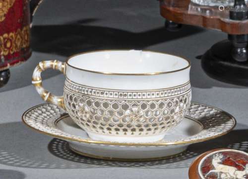 SEVRES
Tasse et sa sous-tasse en porcelaine blanc et or