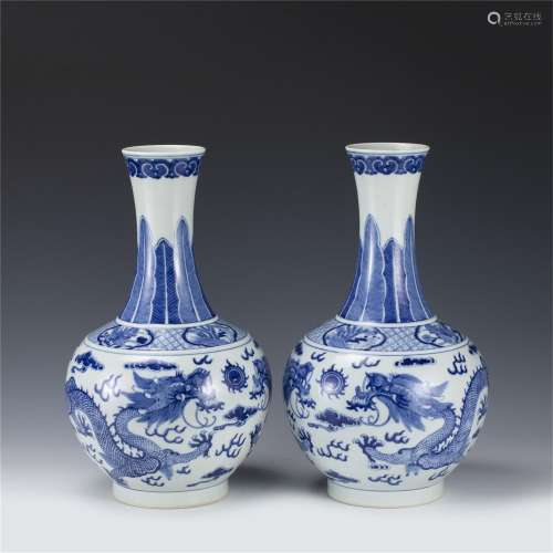 A PAIR OF BLUE AND WHITE PORCELAIN DRAGON VIEWS VASES,QING