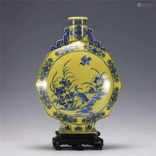 A CHINESE YELLOW GLAZE BLUE AND WHITE PORCELAIN FLASK VASE,Q...