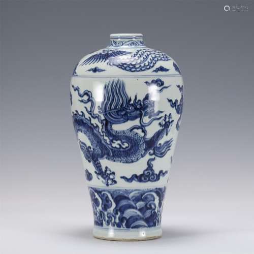 A CHINESE BLUE AND WHITE PORCELAIN VASE,MING