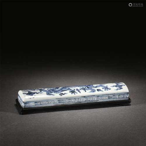 A BLUE AND WHITE PORCELAIN PAPER WEIGHT/QING DYNASTY