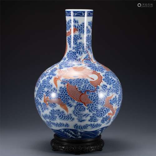 A BLUE AND WHITE IRON RED GLAZE PORCELAIN DRAGON VASE,QING