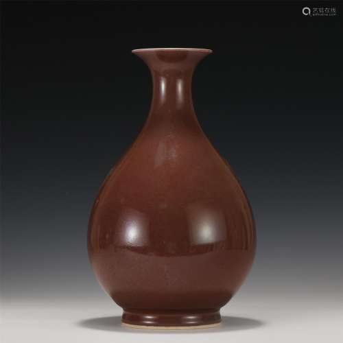 A CHINESE COWPEA RED GLAZE PORCELAIN VASE