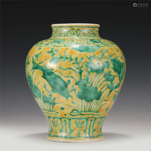 A CHINESE YELLOW AND GREEN GLAZE PORCELAIN JAR