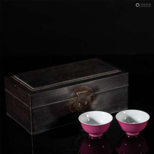 A PAIR OF AUBERGINE-PINK GLAZED FAMILLE ROSE CUPS