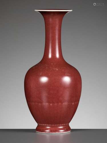 A PEACHBLOOM-GLAZED ‘CHRYSANTHEMUM’ VASE, JUBAN PING, 19TH C...