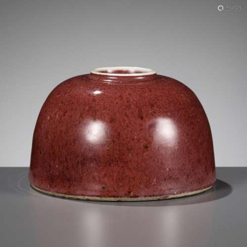 A PEACHBLOOM-GLAZED ‘BEEHIVE’ WATERPOT, 19TH CENTURY