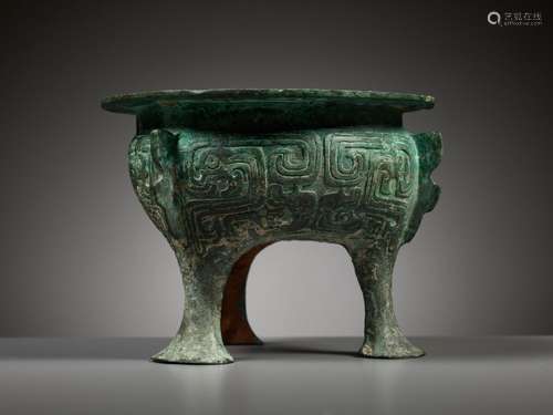 AN ARCHAIC BRONZE RITUAL FOOD VESSEL, LI, LATE WESTERN ZHOU ...