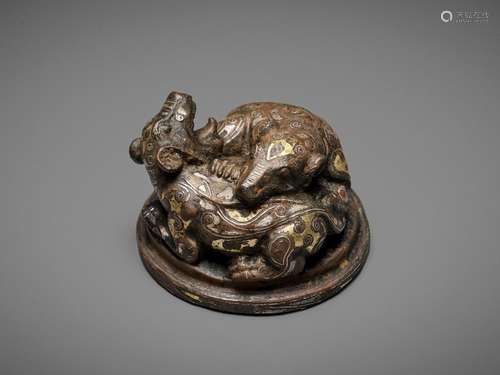 A GOLD AND SILVER-INLAID ‘FIGHTING BEARS’ BRONZE MAT WEIGHT,...